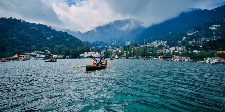 An image of the Nainital Lake, one of the romantic places to visit in India for a honeymoon.
