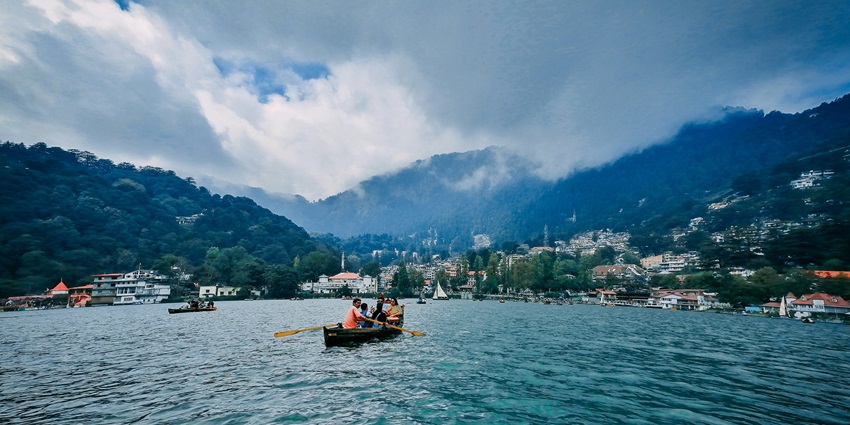 An image of a lake surrounded by forested hills in Nainital, amongst the best places to visit in January in north India.