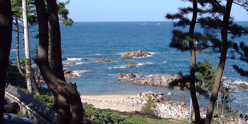 Exquisite beaches near Seoul are surrounded by cliffs, perfect for swimming and relaxation