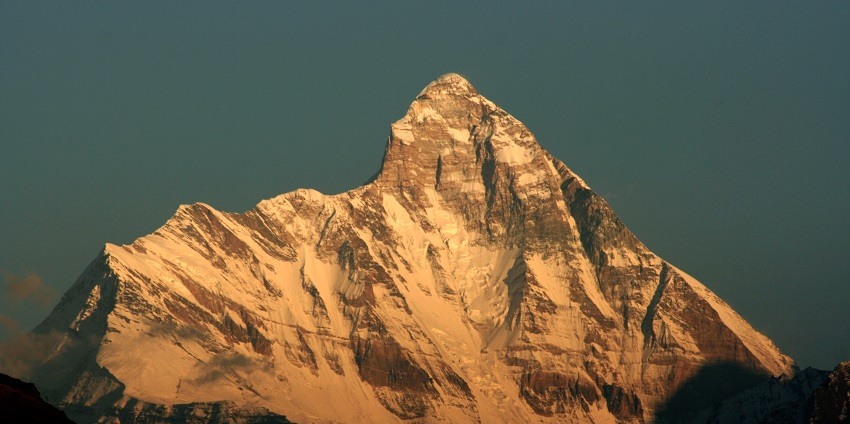 An image of the view of Nanda Devi National Park, one of the national parks in North India.