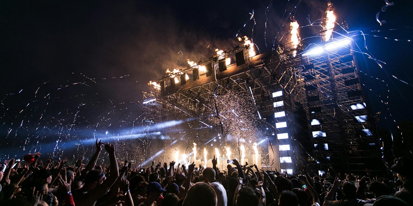 Crowds cheer as fireworks light up the Bay of Naples in the most beautiful fashion.