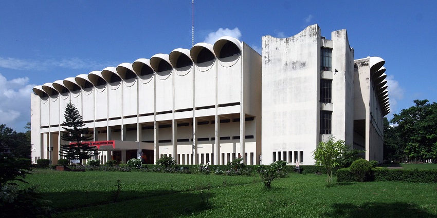 Extensive collection of cultural artefacts showcasing Bangladesh’s rich history, featured in Dhaka city guide.