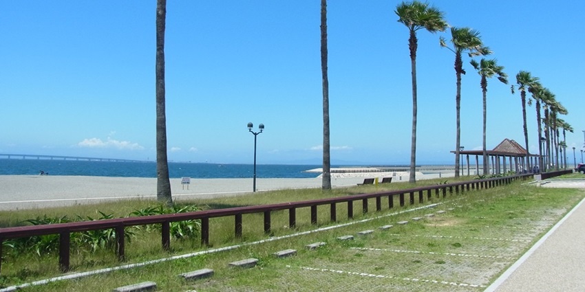Nishikinohama is among the best beaches near Osaka with scenic views and a family-friendly atmosphere.