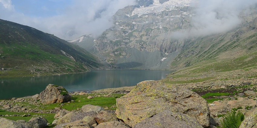 A picture of one of the prettiest lakes in Jammu and Kashmir, surrounded by lush mountains