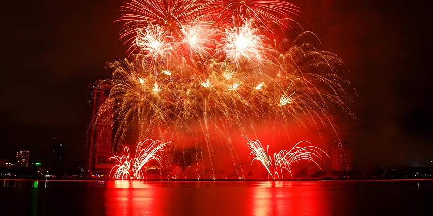 An image resembling a fireworks display celebrating the New Year at Hauptmarkt in Nuremberg