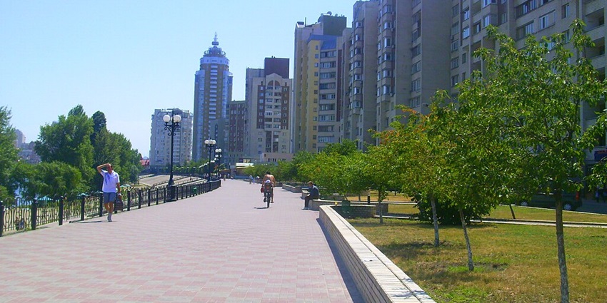 Celebrate Valentine’s Day in Ukraine at the Obolon Embankment, the picturesque riverside promenade offering stunning views and relaxation.