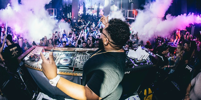 An image of a DJ setting the vibes similar to the Marbella nightlife in Ocean Club