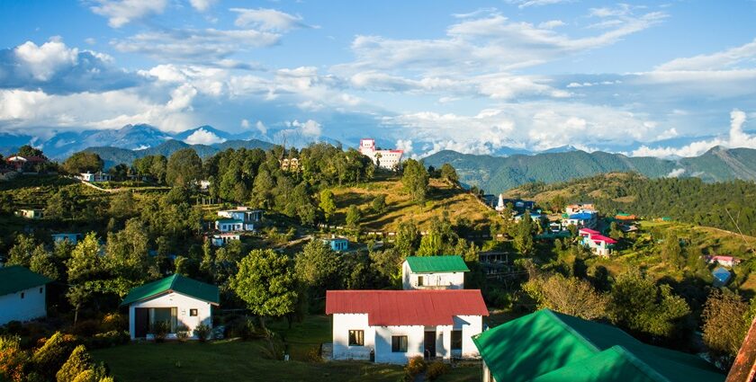 An image of a group of houses in a valley and mountain viewpoints in Chaukori, Uttarakhand.