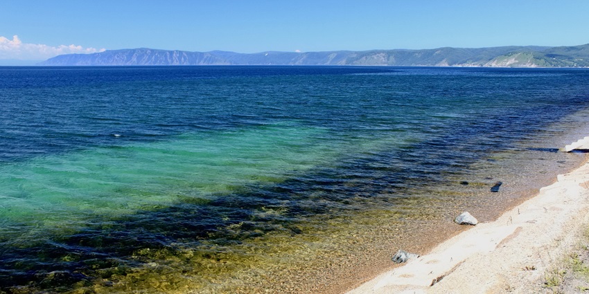 Omimaiko is among the best beaches near Osaka, offering calm waters and a beautiful mountain backdrop.