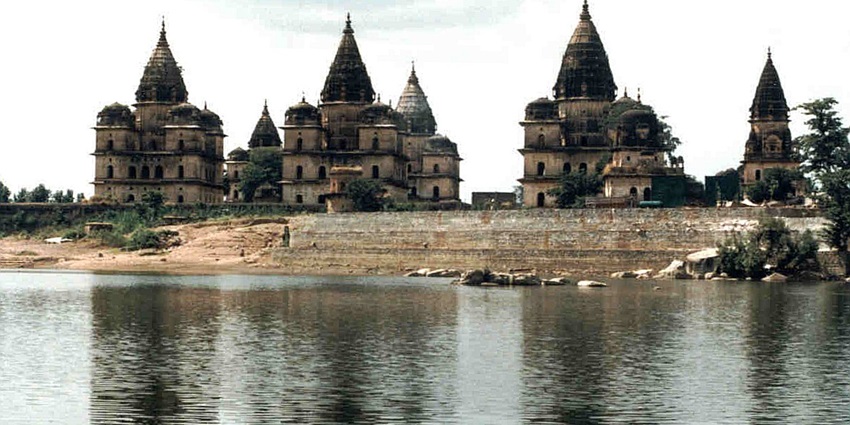 An image of the Orchha mausolea, one of the places to travel in April in North India.