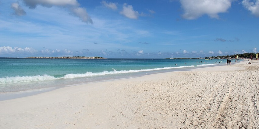 The vibrant beach bars and calm, turquoise waters, are perfect for water sports and relaxation, among the best beaches in Saint Martin.