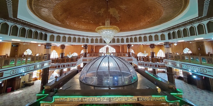 Peaceful mosque providing religious services and cultural exchange programs.