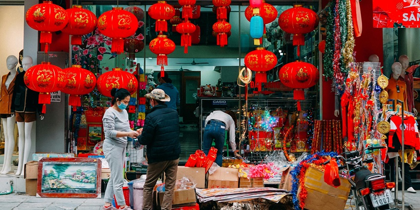 Image of People Selling Chinese Lanterns - Carry suitable clothes when visiting Hanoi
