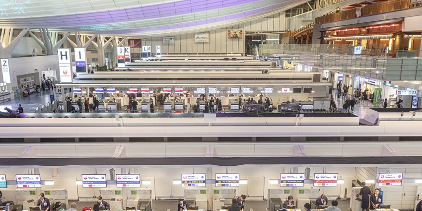 Exchange currency at the airport and verify your airline’s location