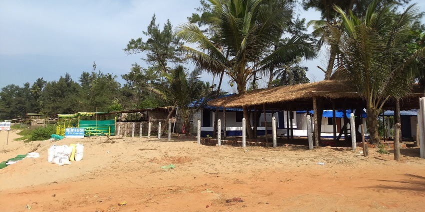 Shops beside the beach which sell delicious shacks.