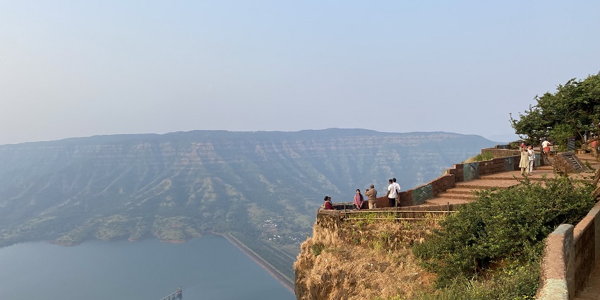 When visiting Mahabaleshwar, carry travel essentials according to the weather