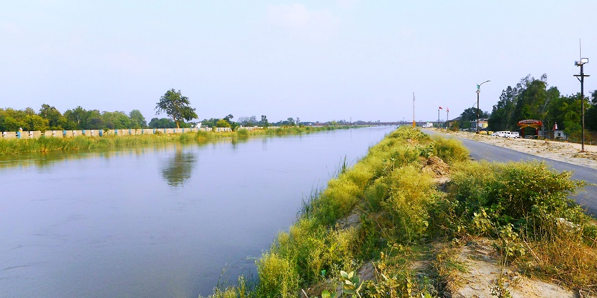 Greenery and water at Sharda Canal in Lucknow by which Anandi Water Park is located.