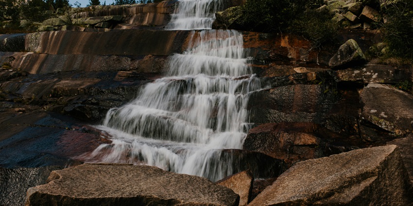 A picture of a traveller enjoying a short trek near the Ghagra Waterfall.