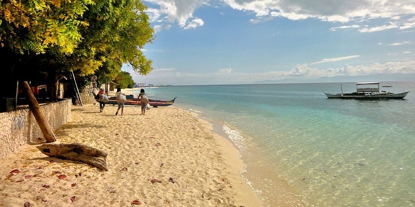 The Panagsama Beach is great for relaxing while adventurers can go boating and snorkelling.