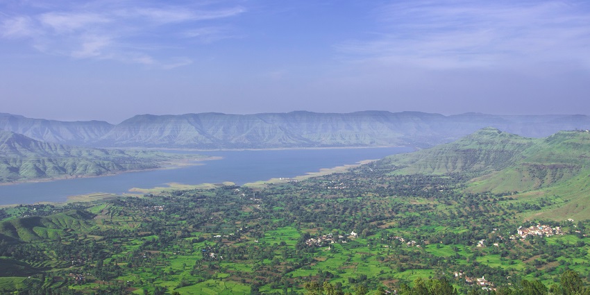 An image of Panchgani covered in fog—a scenic beauty in Maharashtra, India.
