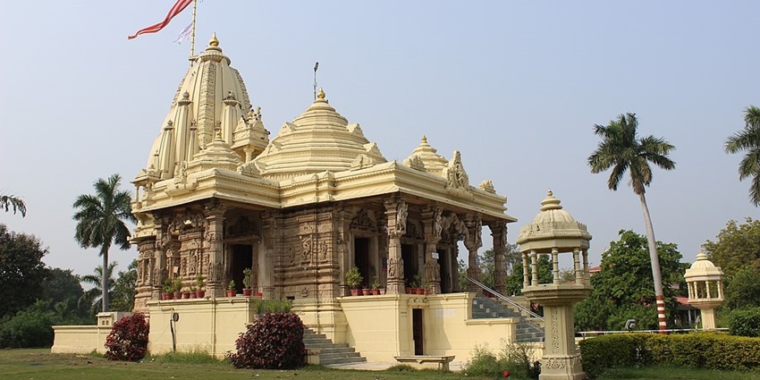 Unique mercury Shivling makes this a must-visit temple.