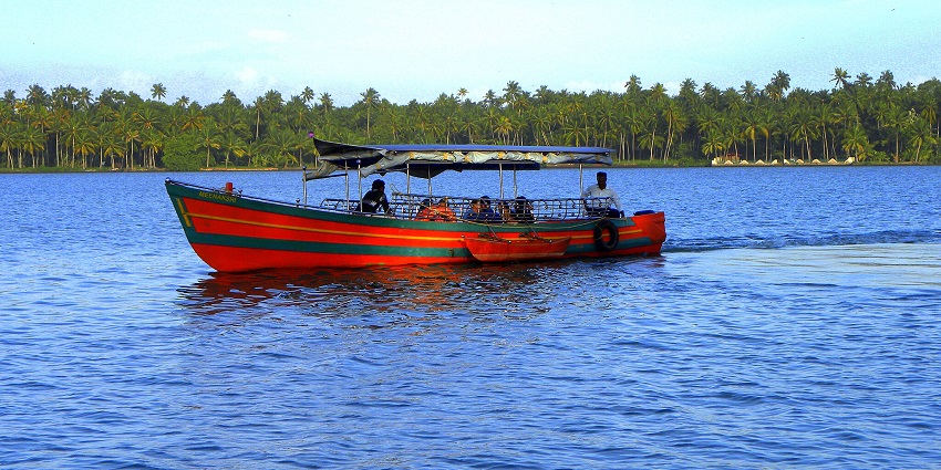 An image of Paravur Lake with a beautiful confluence of sea and the colours of the sky.