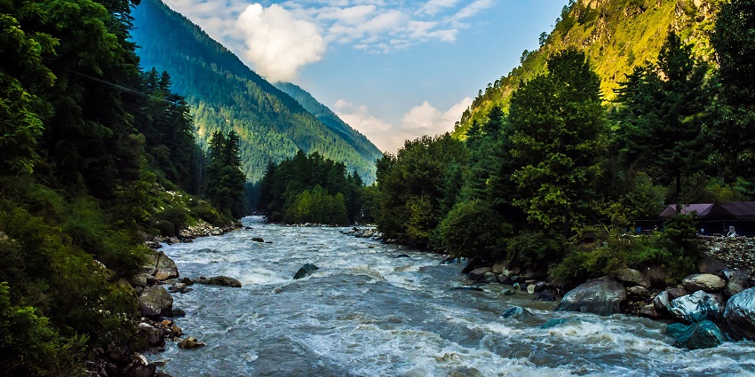 Parvati River flowing in sweeping meanders in Parvati Valley in Himachal Pradesh.