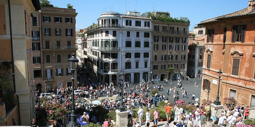 A view of the busy streets of Piazza di Spagna