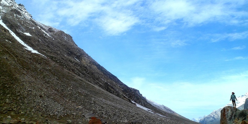 A view of Mantalai Lake along the Pin Parvati Trek, surrounded by rugged mountain terrain.