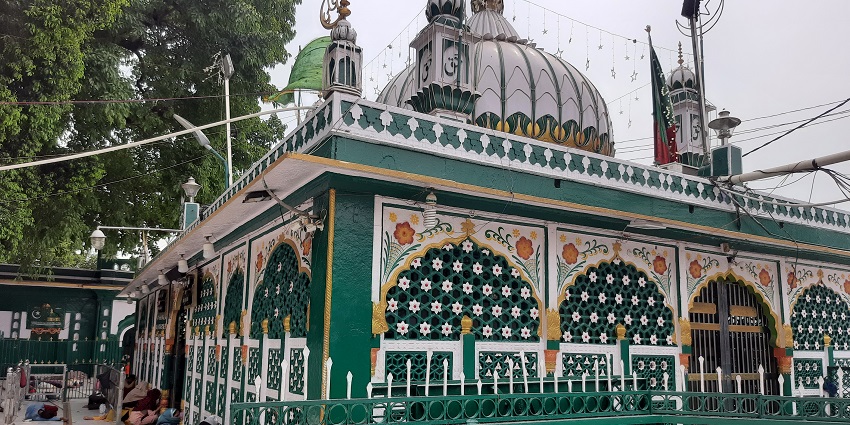 Kaliyar Shareef Dargah, a historic mosque surrounded by green fields and mountains