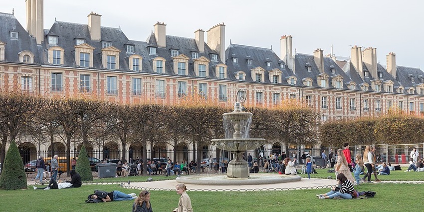 Frontal garden view of Place des Vosges