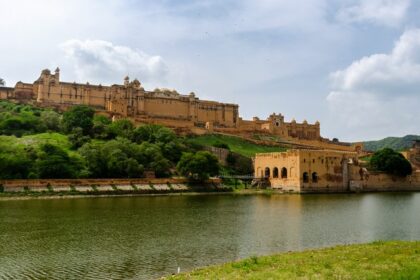 An image of Amber Fort (Jaipur), one of the famous places to visit in India in low budget