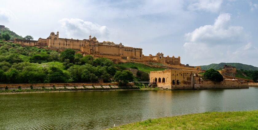 An image of Amber Fort (Jaipur), one of the famous places to visit in India in low budget