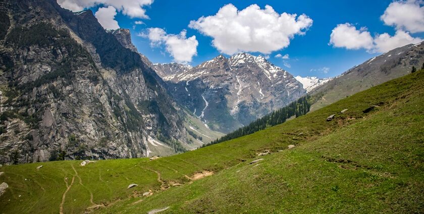 An image of Manali, one of the popular places to visit in May in North India.