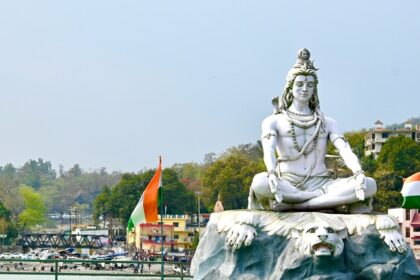 An image of Lord Shiva on the banks of Ganga, Rishikesh, one of the places to visit in India