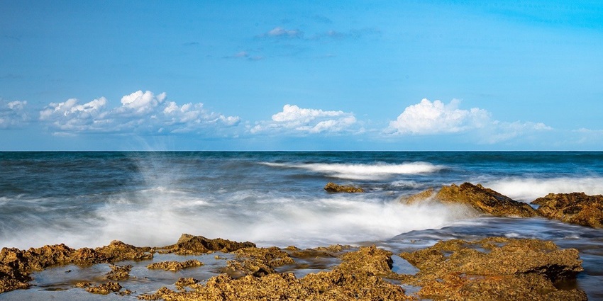 A mesmerising view of the sea under the clear sky at the scenic Playa de la Devesa.