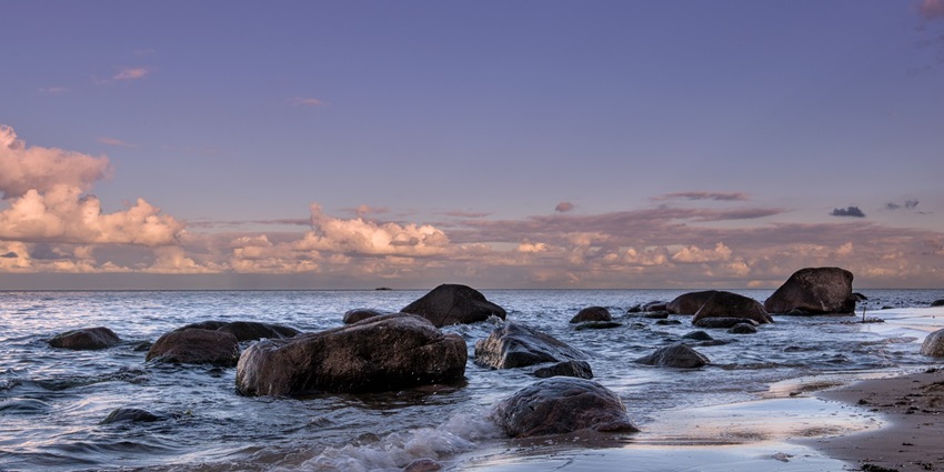Playa de las Arenas is one of the Valencia beaches that shine in golden hues with views.
