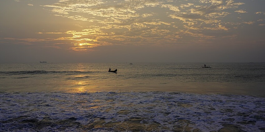 Sunset view from University Beach, a beach in Pondicherry to visit during monsoon