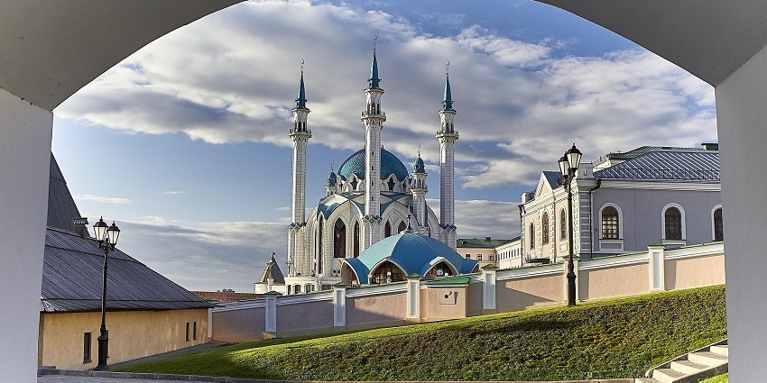 An image of a mosque resembling the Pori Islamic Centre, a vibrant community hub.