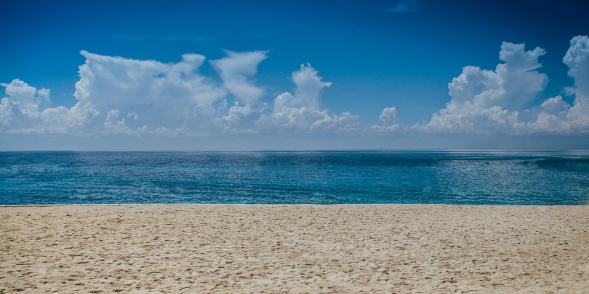 The mesmerising view of the cleanest beaches in Lisbon during the day .