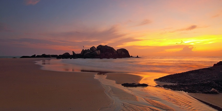 Beautiful shot of a colourful sky at the beach in Lisbon.