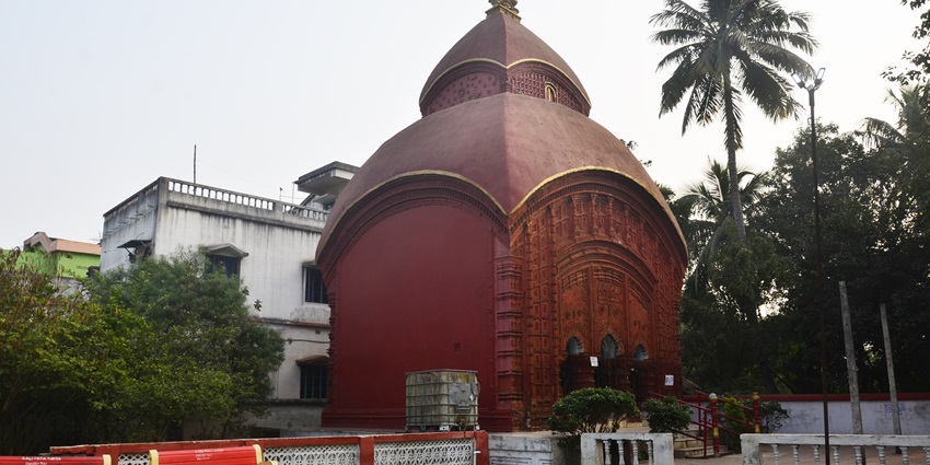 A picture of the Malancha and Jhapatapur temples with a garden in front of the premises