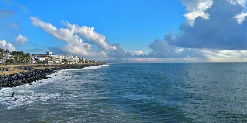 An image of a beach promenade in Puducherry, India, one of the places to visit in India in low budget