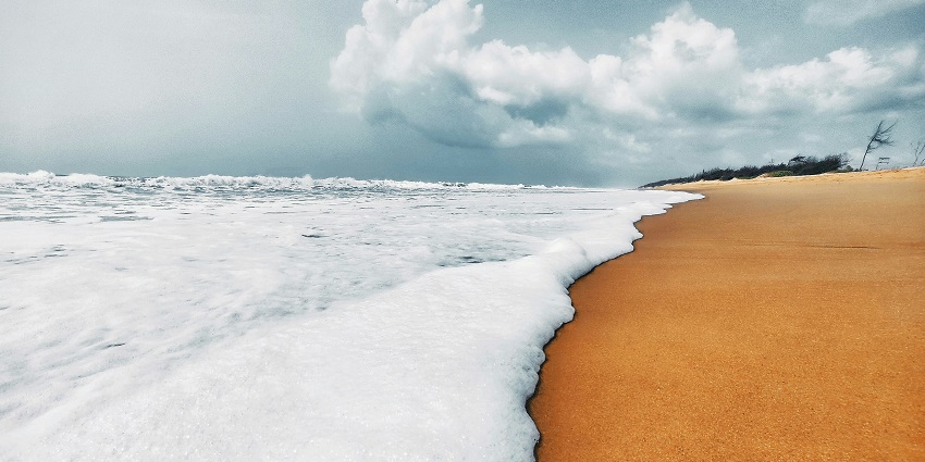 An image of Puri Beach in Odisha, one of the famous beaches in India for families.