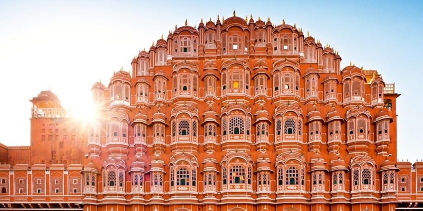 An image of the Hawa Mahal in Jaipur, one of the best places to go in September and October