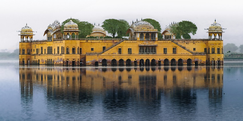 An image of the Jal Mahal Jaipur, Rajasthan, one of the places to see in September