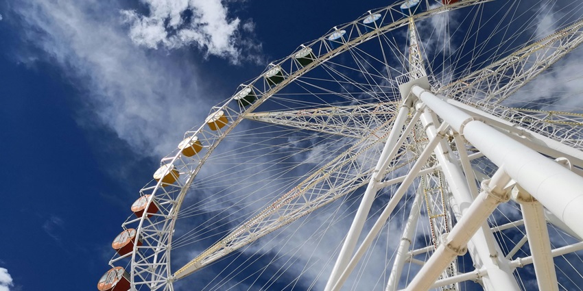 A dreamland for film lovers where movie sets mingle with rides and adventure zones.