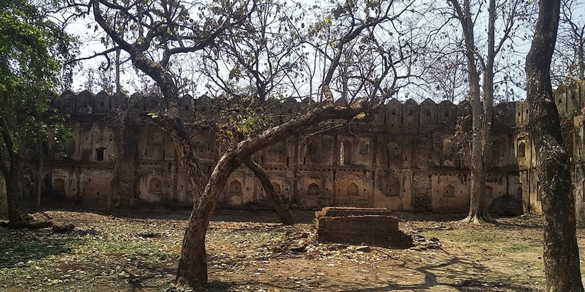 Fort with mythological ties, offering tranquillity.