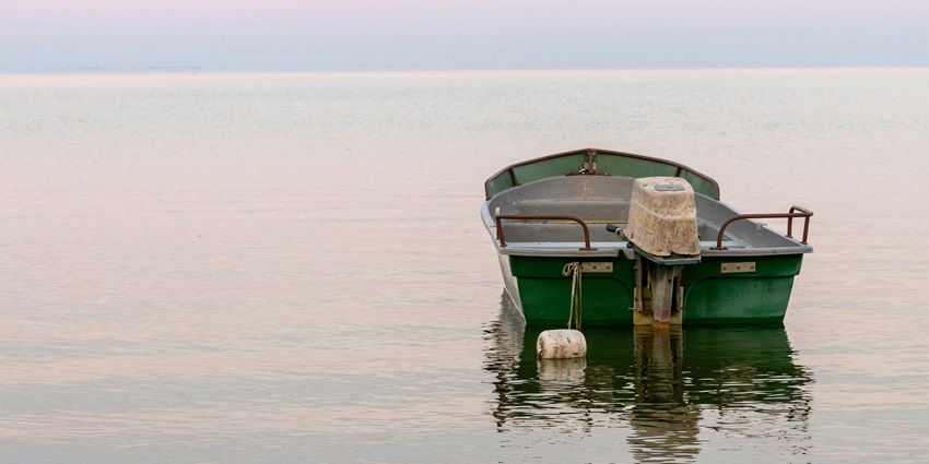 One of the lakes in Jharkhand creates reflections on the water with the backdrop of green foliage.