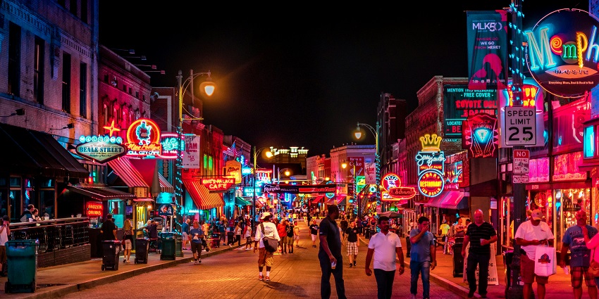Vibrant vibes of an Entertainment District similar to Reeperbahn Entertainment District.